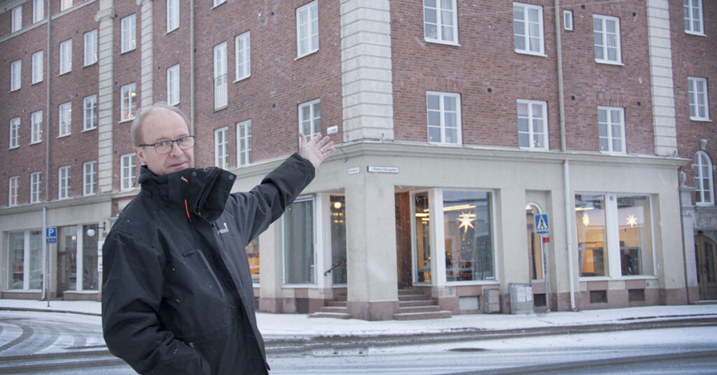 Conny Andersson utanför fastigheten som han själv beskriver som ett andra hem.